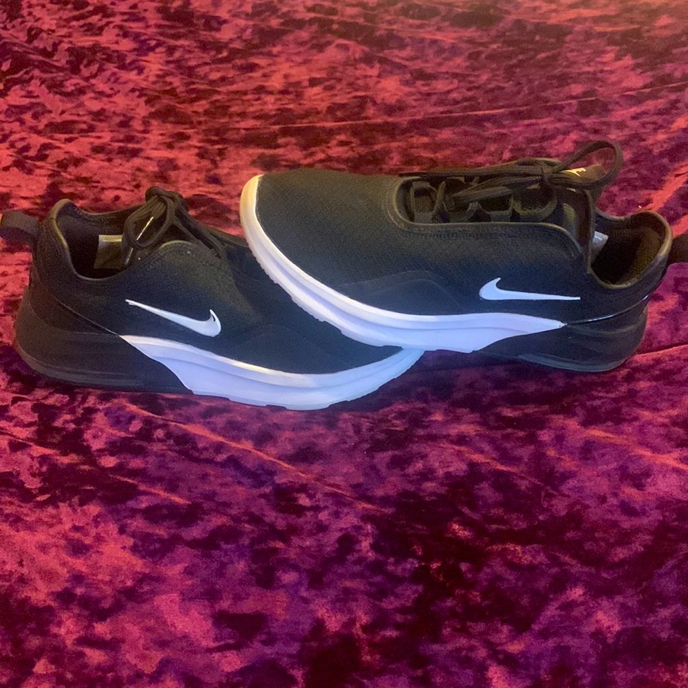 Black and white Nike Air Max motion 2 women 8.5